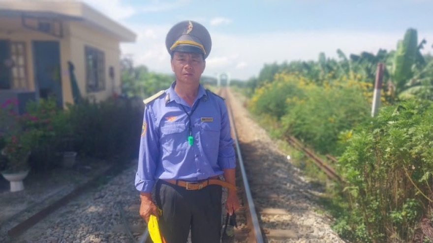 Nhân viên đường sắt lao mình cứu người trước mũi tàu hoả